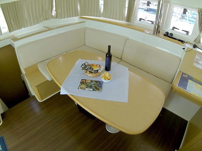 Book yachts online - catamaran - Lagoon 400 - Stray cat - rent