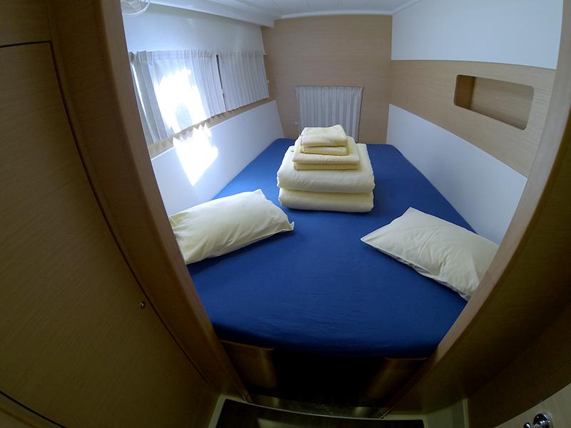 Book yachts online - catamaran - Lagoon 400 - Stray cat - rent