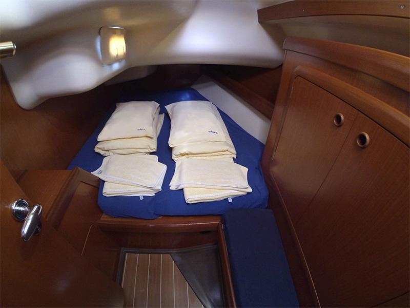 Book yachts online - sailboat - Grand Soleil 43 - Skalice - rent