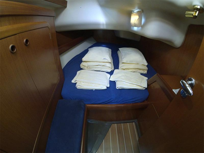 Book yachts online - sailboat - Grand Soleil 43 - Skalice - rent