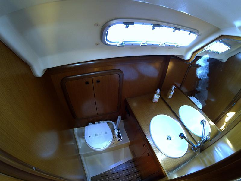 Book yachts online - sailboat - Grand Soleil 43 - Skalice - rent