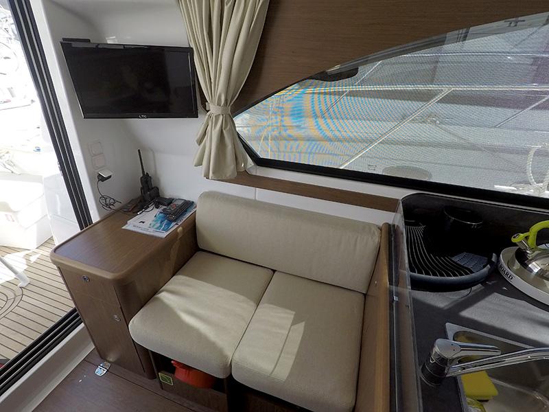 Book yachts online - motorboat - Beneteau Antares 36 - Capricorn - rent