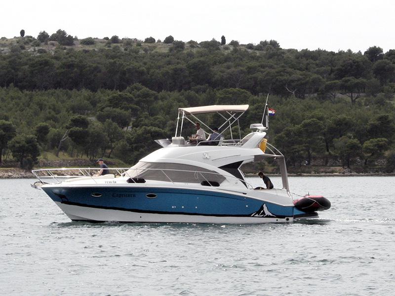 Book yachts online - motorboat - Beneteau Antares 36 - Capricorn - rent