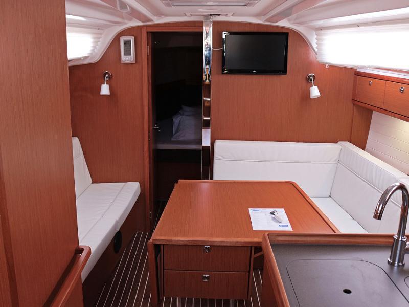 Book yachts online - sailboat - BAVARIA C 37 BT - ANDREA - rent