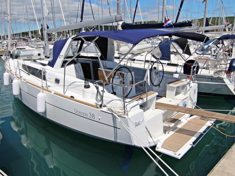 Book yachts online - sailboat - OCEANIS 38.1 BT - AURA - rent