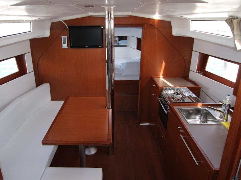Book yachts online - sailboat - OCEANIS 38.1 BT - AURA - rent