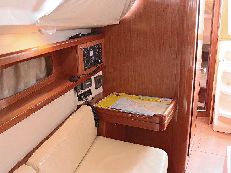 Book yachts online - sailboat - OCEANIS 34 - BEBA - rent