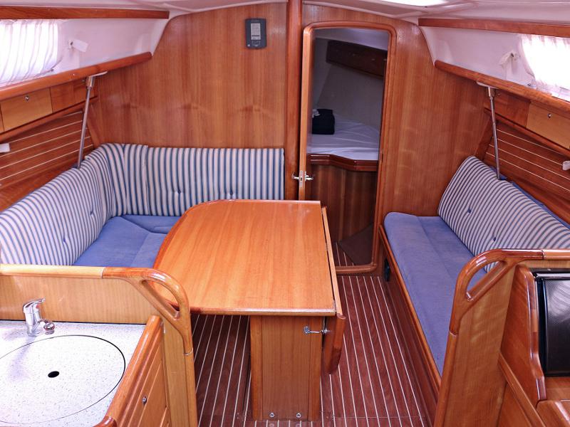 Book yachts online - sailboat - BAVARIA 33 C - MANDA - rent