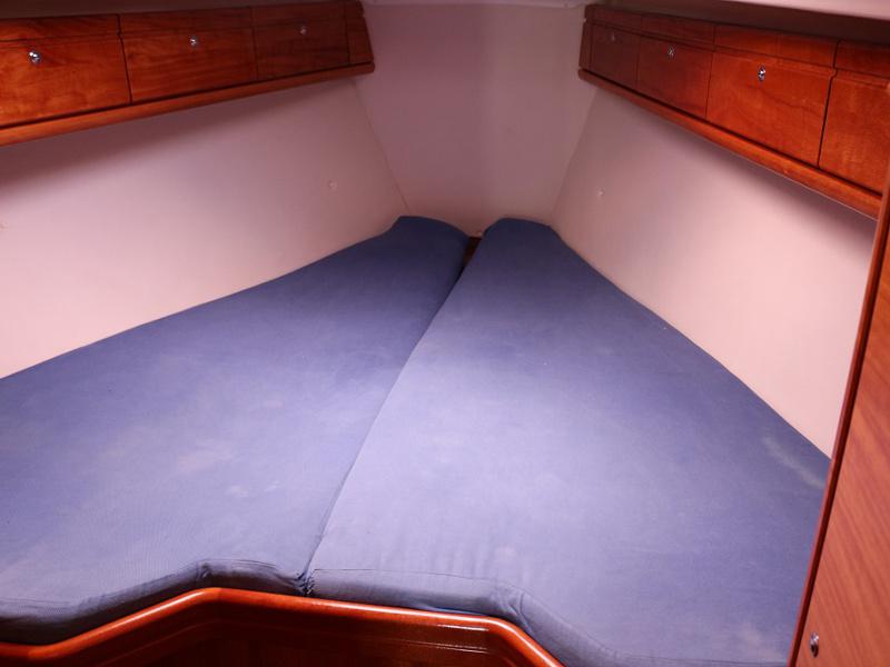 Book yachts online - sailboat - BAVARIA 33 C - MARA - rent