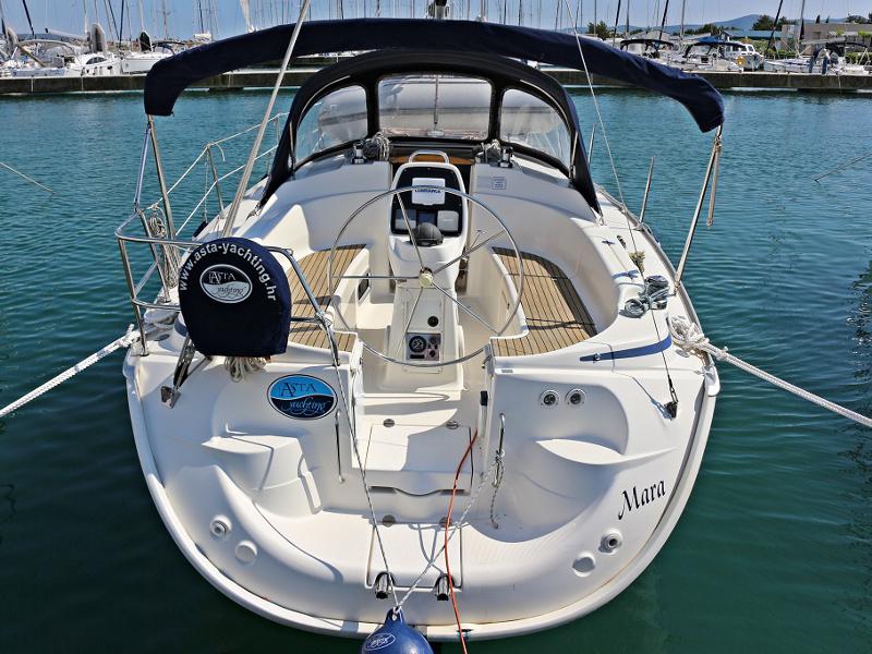 Book yachts online - sailboat - BAVARIA 33 C - MARA - rent