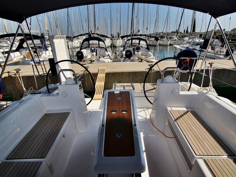 Book yachts online - sailboat - DUFOUR 460 Grand Large BT - LOLA - rent