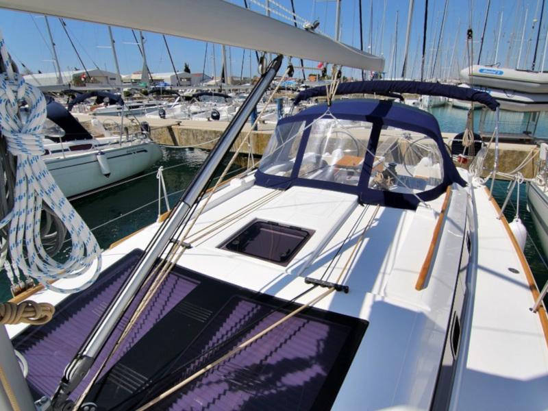 Book yachts online - sailboat - DUFOUR 382 BT - LOUISE - rent