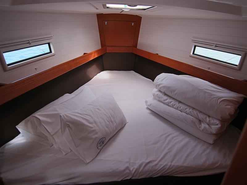 Book yachts online - sailboat - BAVARIA C 41 BT - REBECCA - rent