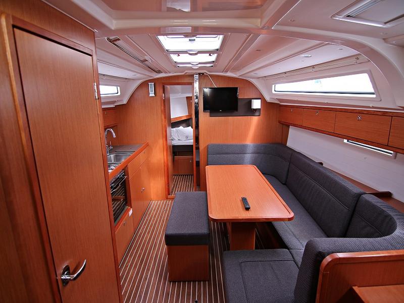 Book yachts online - sailboat - BAVARIA C 41 BT - REBECCA - rent