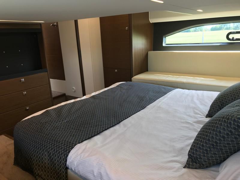 Book yachts online - motorboat - Bavaria R40 FLY - STEP TWO - rent