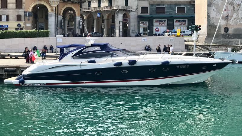 Book yachts online - motorboat - Predator 60 - MAGIC SUN S60 Sunseeker - rent