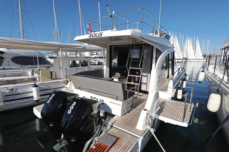 Book yachts online - motorboat - Antares 11 Fly OB - Solis - rent