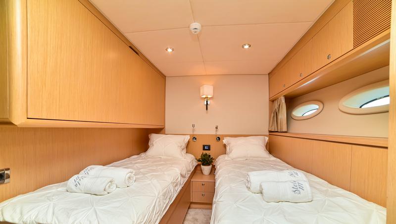 Book yachts online - motorboat - Royal Denship 85 - Stela 117 - rent
