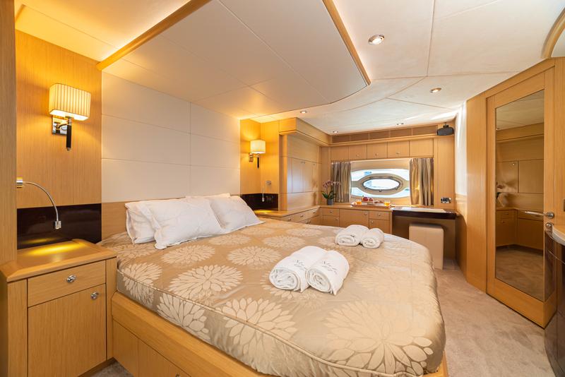Book yachts online - motorboat - Royal Denship 85 - Stela 117 - rent