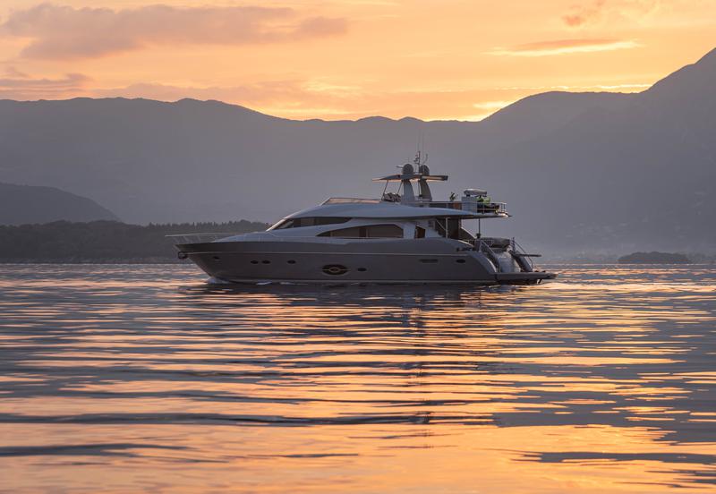 Book yachts online - motorboat - Royal Denship 85 - Stela 117 - rent