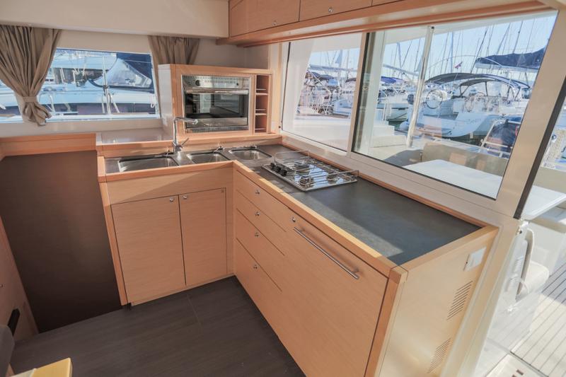 Book yachts online - catamaran - Lagoon 400 S2 - Cata Loca - rent