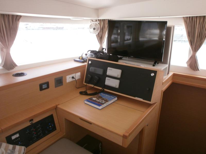 Book yachts online - catamaran - Lagoon 400 S2 - Cata Loca - rent