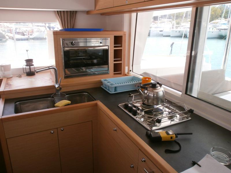 Book yachts online - catamaran - Lagoon 400 S2 - Cata Loca - rent