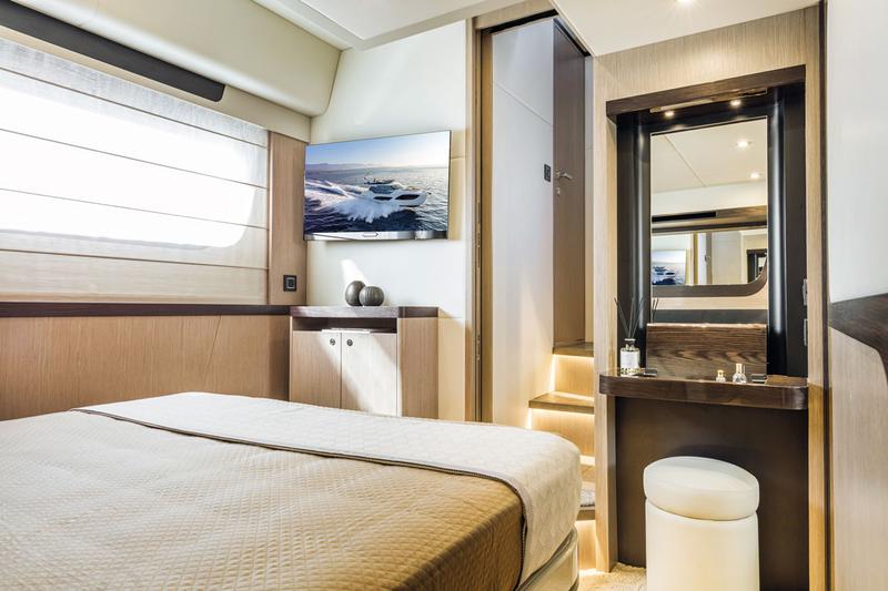 Book yachts online - motorboat - Absolute 47 Fly - Riaz Tahia - rent