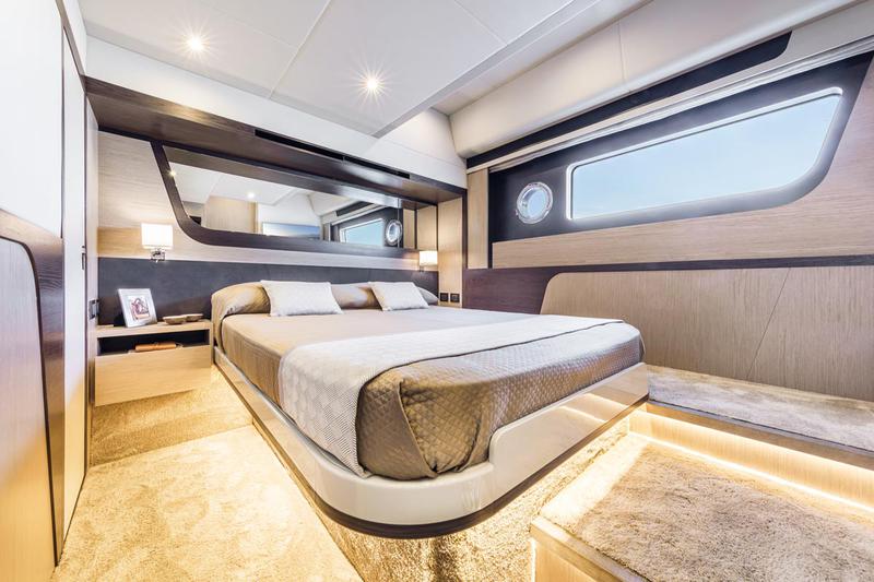Book yachts online - motorboat - Absolute 47 Fly - Riaz Tahia - rent