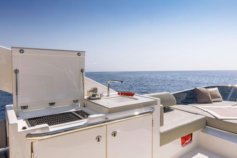 Book yachts online - motorboat - Absolute 47 Fly - Riaz Tahia - rent