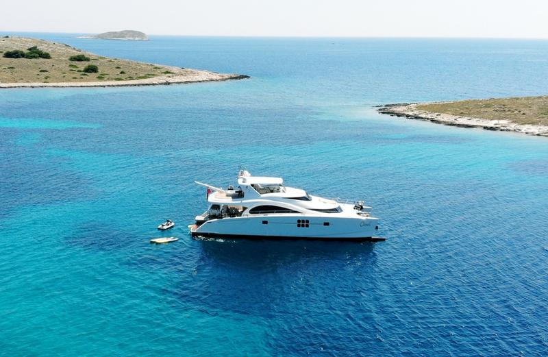 Book yachts online - powercatamaran - Sunreef 70 Power - CLOUDS - rent
