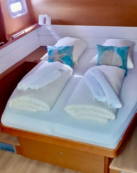 Book yachts online - catamaran - Lagoon 560 - ICEBERG  - rent