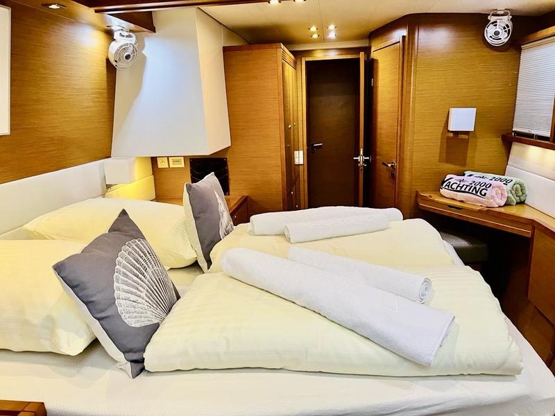 Book yachts online - catamaran - Lagoon 560 - ICEBERG  - rent