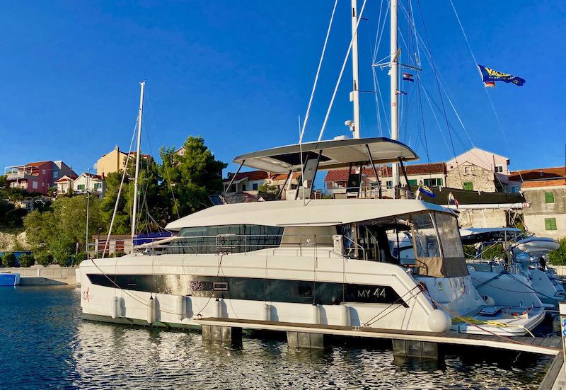 Book yachts online - powercatamaran - MY 44 Fountaine Pajot - ALPHA CENTAURI - rent