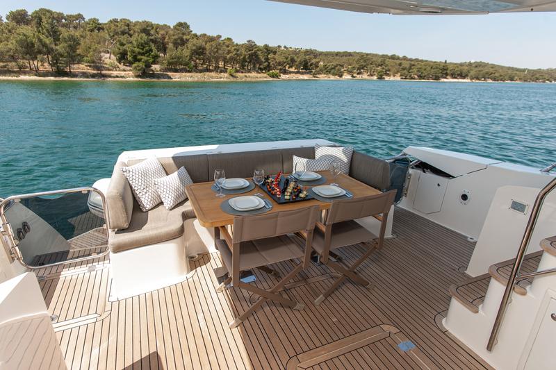 Book yachts online - motorboat - Galeon 640 Fly - Le Chiffre - rent