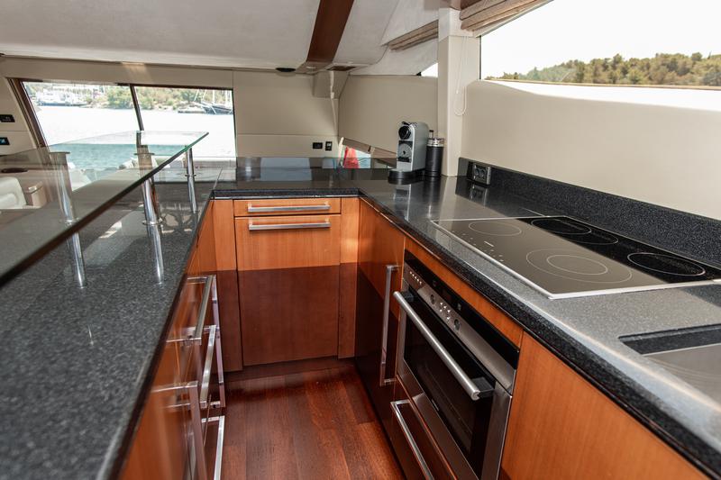 Book yachts online - motorboat - Galeon 640 Fly - Le Chiffre - rent