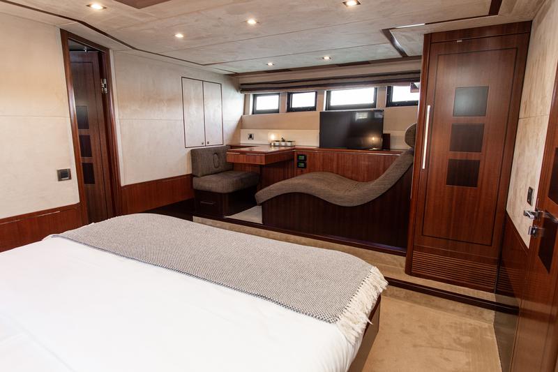 Book yachts online - motorboat - Galeon 640 Fly - Le Chiffre - rent