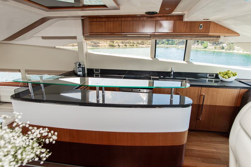 Book yachts online - motorboat - Galeon 640 Fly - Le Chiffre - rent