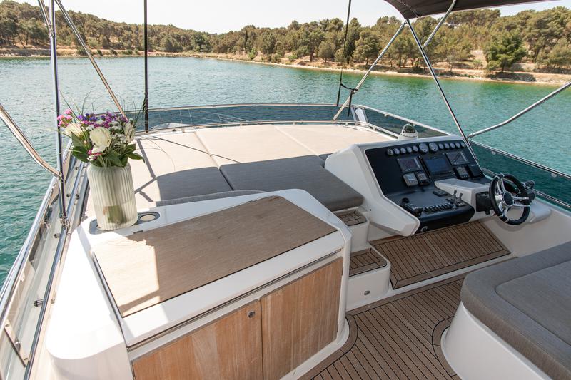 Book yachts online - motorboat - Galeon 640 Fly - Le Chiffre - rent