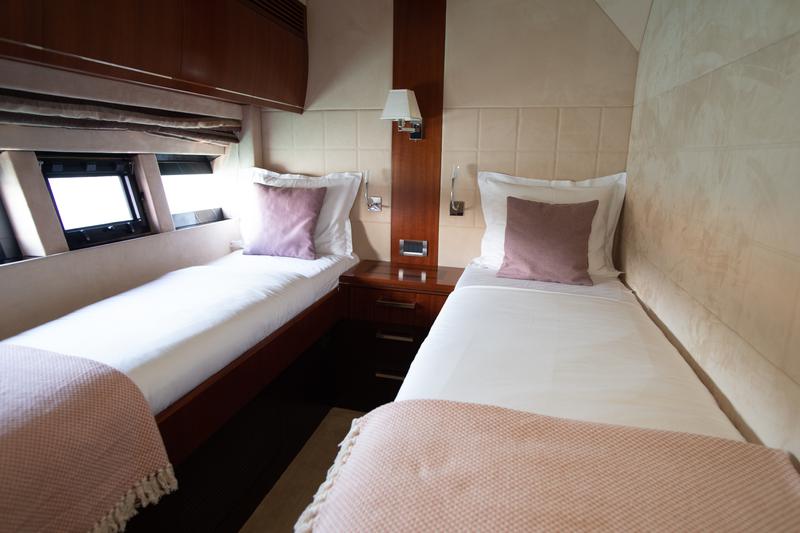 Book yachts online - motorboat - Galeon 640 Fly - Le Chiffre - rent