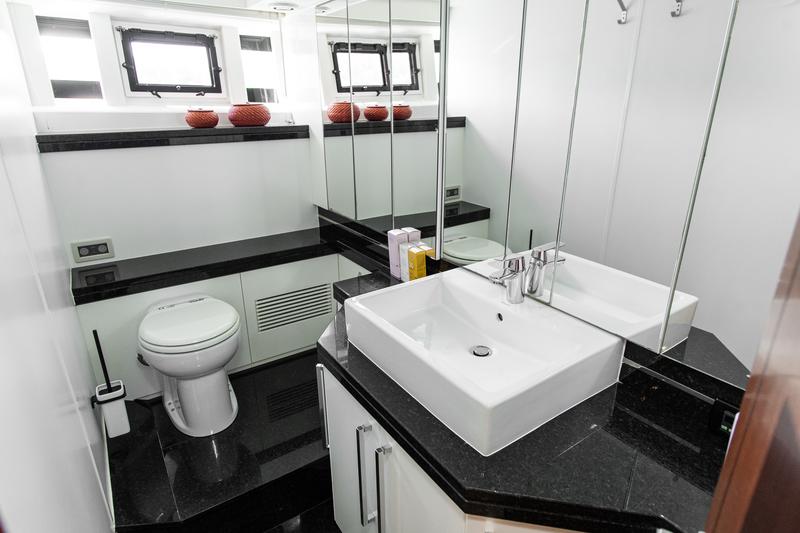 Book yachts online - motorboat - Galeon 640 Fly - Le Chiffre - rent