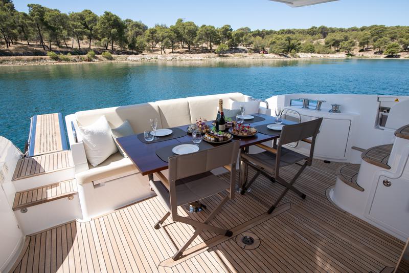 Book yachts online - motorboat - Azimut 60 - MY LAURA - rent
