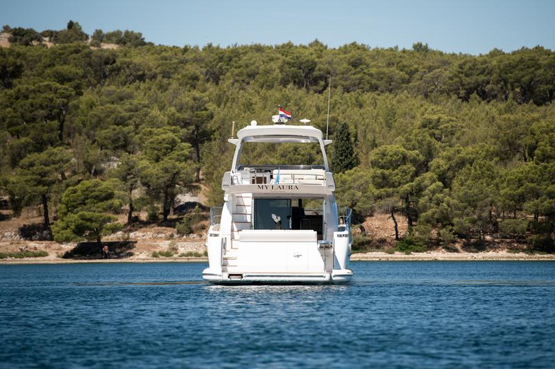 Book yachts online - motorboat - Azimut 60 - MY LAURA - rent