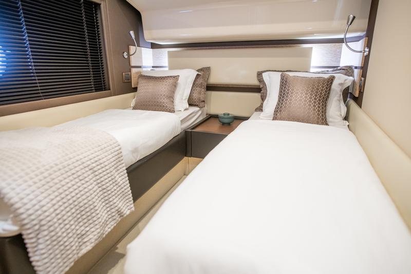 Book yachts online - motorboat - Azimut 60 - MY LAURA - rent