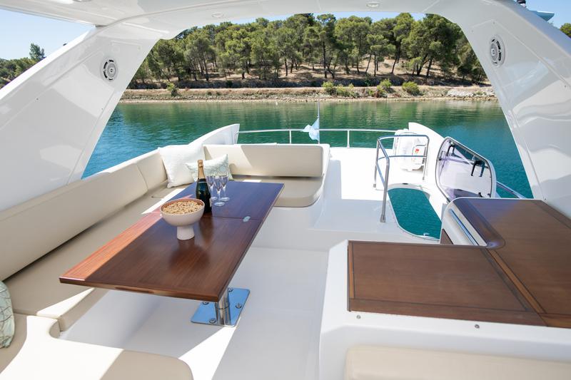 Book yachts online - motorboat - Azimut 60 - MY LAURA - rent