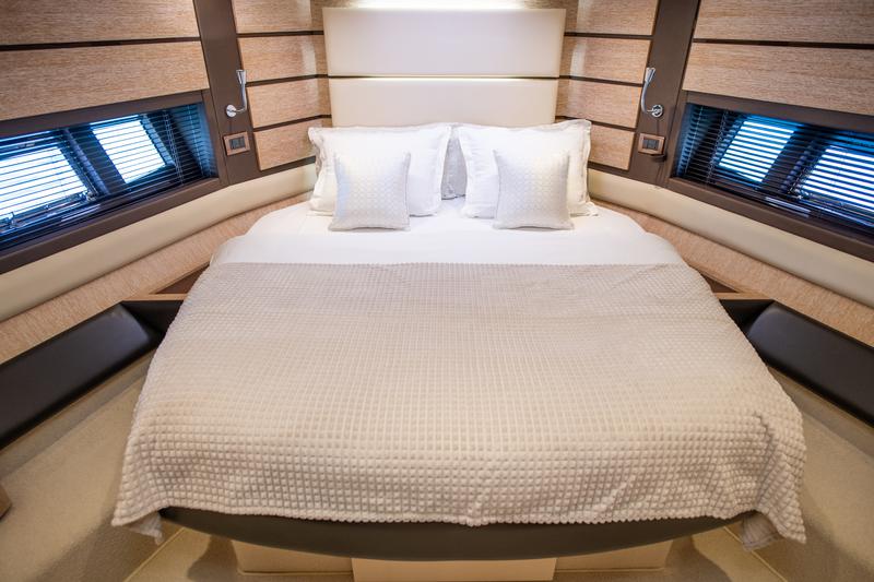Book yachts online - motorboat - Azimut 60 - MY LAURA - rent