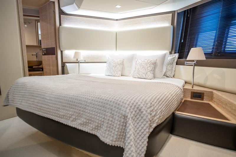 Book yachts online - motorboat - Azimut 60 - MY LAURA - rent