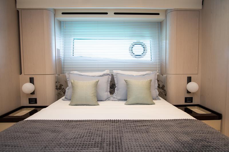Book yachts online - motorboat - Azimut 78 Fly - PREWI - rent