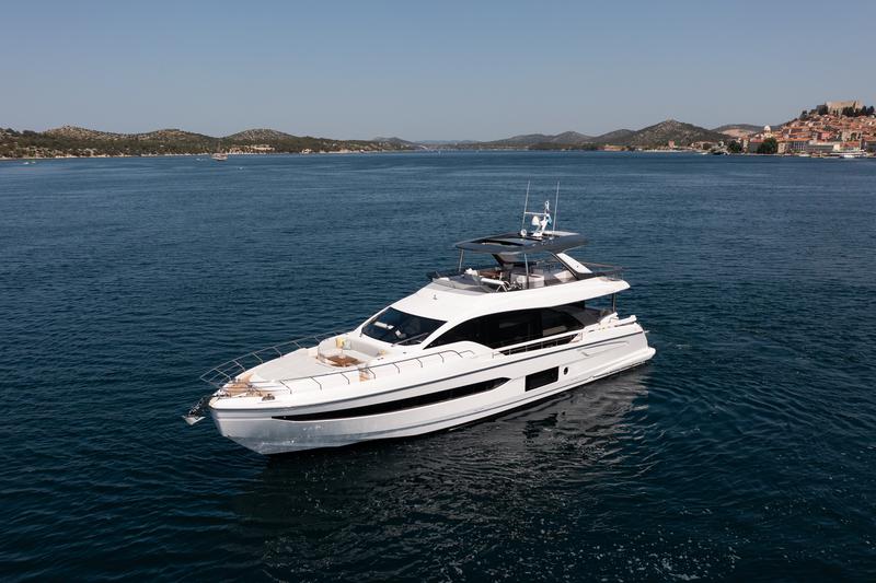 Book yachts online - motorboat - Azimut 78 Fly - PREWI - rent