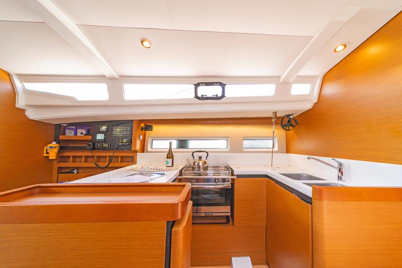 Book yachts online - sailboat - Sun Odyssey 440 - LEFKIPPI  - rent